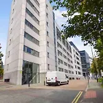 Modern City Centre Apartment Private Parking Space - Sleeps 4