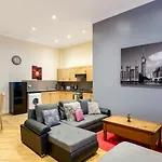 Newcastle City Centre Super Spacious Apartment