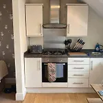 Upper 2 Bedroom Apartment In The Heart Of Jesmond
