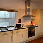 Wall St Flat By Hnfc Stays - Netflix & Popcorn