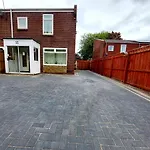 Milton House - Entire 3Bed House Free Wifi & 4 Free Parking Spaces Serviced Accommodation Newcastle Uk