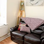 Beautiful Cozy 3 Bedroom 2 Bathroom Apartment