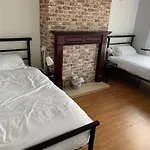 Ovington Grove 1 Free Parking Fully Equipped Kitchen 3 Bedrooms Netflix