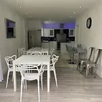 Beautifully Presented 6 Bed 5 & A Half Bath House