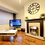 Lancaster House - Entire 4Bed House Serviced Accommodation Newcastle Free Wifi & Free 1 Off Street Parking Space Uk