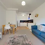Charltons Bonds Apartments 1A By Week2Week