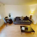 Modern City Centre Apartment Private Parking Space - Sleeps 4