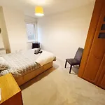 Modern City Centre Apartment Private Parking Space - Sleeps 4