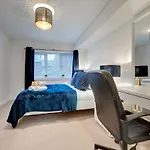 Charltons Bonds Apartments 2A By Week2Week