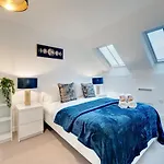 Charltons Bonds Apartments 2A By Week2Week