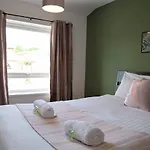 Cottenham - City Centre With Free Private Parking 2 Toilets 4 Bedroom Sleeps 8