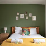 Cottenham - City Centre With Free Private Parking 2 Toilets 4 Bedroom Sleeps 8