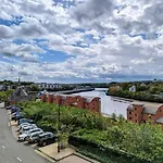 Quayside Apartment With Riverside Views & Parking
