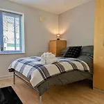 Quayside Apartment With Riverside Views & Parking