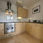 Quayside Apartment With Riverside Views & Parking