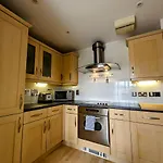 Quayside Apartment With Riverside Views & Parking