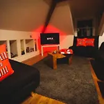 Games And Movies Lounge 7 Bed City Centre Apartment