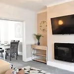 Large Comfortable Home - Newcastle