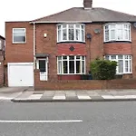 Large Comfortable Home - Newcastle