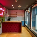 Luxury Central Newcastle Apartment, Sleeps 8