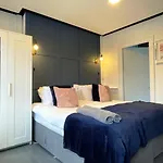 Elegant Apartment In City Center By Hnfc Stays