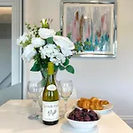 Elegant Apartment In City Center By Hnfc Stays