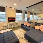 Elegant Apartment In City Center By Hnfc Stays