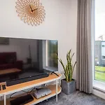 2 Bed Spacious, Light & Quiet Flat, Free Parking