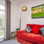 2 Bed Spacious, Light & Quiet Flat, Free Parking