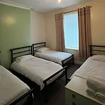 Arthurs Hill Newcastle, Free Parking Fully Equipped Kitchen 4 Bedrooms, Near City Centre