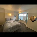 2 Bed Full House With Private Summer Garden