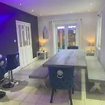 Beautifully Presented 6 Bed 5 & A Half Bath House