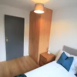 Hamilton House -3 Bed Close To Town, Drive Parking, 2 Toilets
