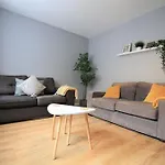 Hamilton House -3 Bed Close To Town, Drive Parking, 2 Toilets