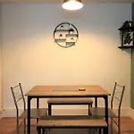 Hamilton House -3 Bed Close To Town, Drive Parking, 2 Toilets