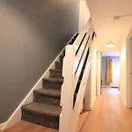 Hamilton House -3 Bed Close To Town, Drive Parking, 2 Toilets