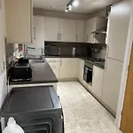 Cosy Double Bedroom In Newcastle Upon Tyne - Access To Shared Kitchen, Shared Lounge And Shared Conservatory Areas Inc Sky Tv And Netflix