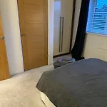 Cosy Double Bedroom In Newcastle Upon Tyne - Access To Shared Kitchen, Shared Lounge And Shared Conservatory Areas Inc Sky Tv And Netflix