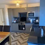 Cheerful 4 Bedroom Townhouse With Free Parking