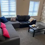 Cheerful 4 Bedroom Townhouse With Free Parking