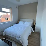 Whole House Modern Two Bedroom In Newcastle - Free Parking