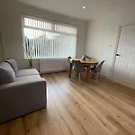 Whole House Modern Two Bedroom In Newcastle - Free Parking