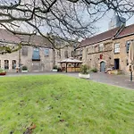 3 Bedroom City Centre Apartment With Free Parking, Medieval Area