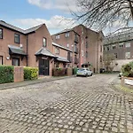 3 Bedroom City Centre Apartment With Free Parking, Medieval Area