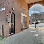 3 Bedroom City Centre Apartment With Free Parking, Medieval Area