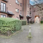 Central 3 Bedroom Apartment & Free Parking- Ideal 4 Long Stays