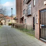 Central 3 Bedroom Apartment & Free Parking- Ideal 4 Long Stays