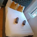8 Bed House 2 Miles