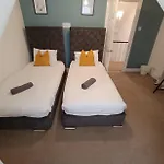 8 Bed House 2 Miles