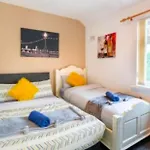 City Home 2Bed Wi-Fi Garage Parking Free Snacks